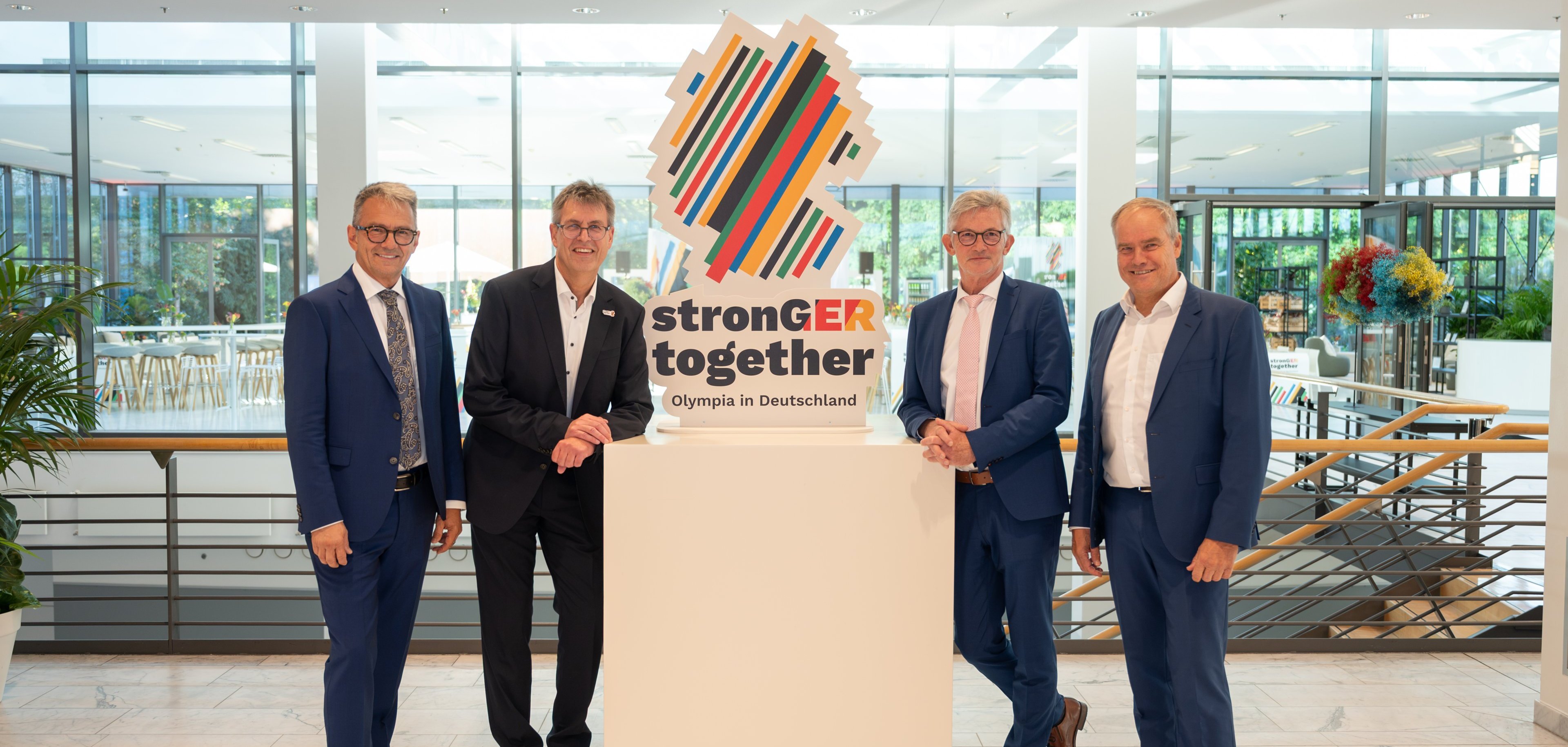 L-r, Thomas Karmasin, Vizepräsident DLT, Thomas Weikert, DOSB-Präsident, Ralph Spiegler, Präsident DStGB und Prof. Dr. Eckart Würzner, erster Stellvertreter des Präsidenten des DST während eines Fototermins im Kongresshaus in Baden-Baden. Der Deutsche Olympische Sportbund (DOSB) kürt im Rahmen einer außerordentlichen Mitgliederversammlung die deutsche Bewerberstadt für die olympischen Sommerspiele 2036, 2040 oder 2044.