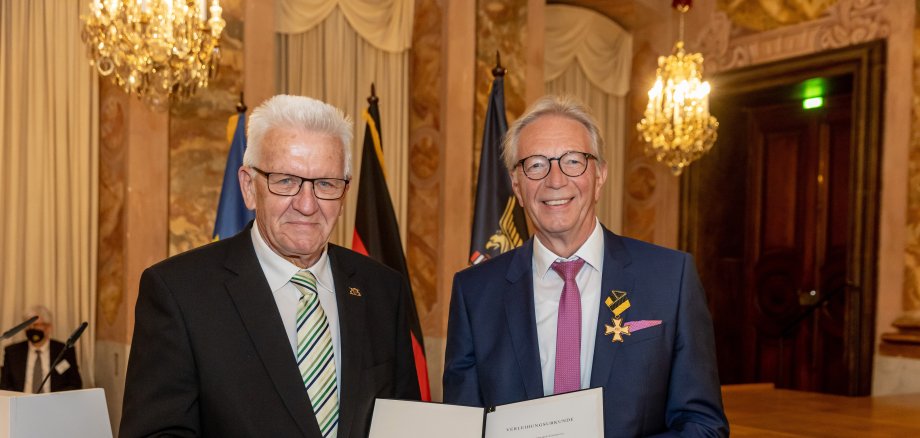 Festakt anlässlich der Verleihung des Verdienstordens des Landes Baden-Württemberg. Ministerpräsident Winfried Kretschmann (l.) und Roger Kehle (r.) 