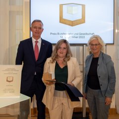 Gerd Landsberg, Jennifer Becker, Christine Lambrecht; bei der Preisverleihung Bundeswehr und Gesellschaft im September 2022