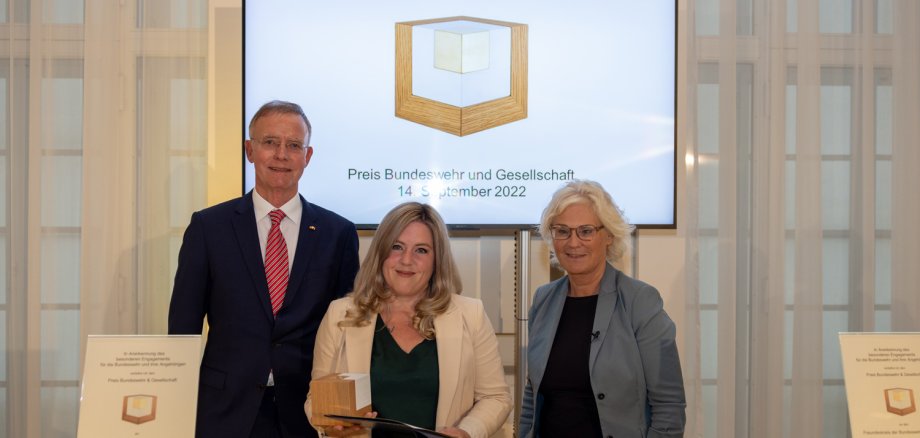 Gerd Landsberg, Jennifer Becker, Christine Lambrecht; bei der Preisverleihung Bundeswehr und Gesellschaft im September 2022