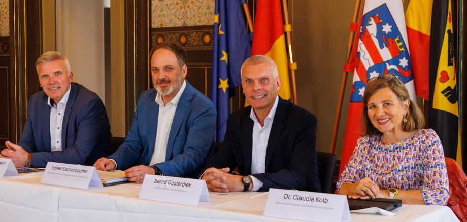 V. l. n. r.: Staatssekretär Andreas Bausewein, Thüringer Ministerium für Inneres, Kommunales und Landesentwicklung Vorsitzender des DStGB-Ausschusses für Städtebau und Umwelt, Oberbürgermeister Tobias Eschenbacher, Freising,  Bernd Düsterdiek, Beigeordneter, Deutscher Städte- und Gemeindebund, Dr. Claudia Kolb, Beigeordnete für Bauen und Stadtentwicklung der Stadt Weimar.