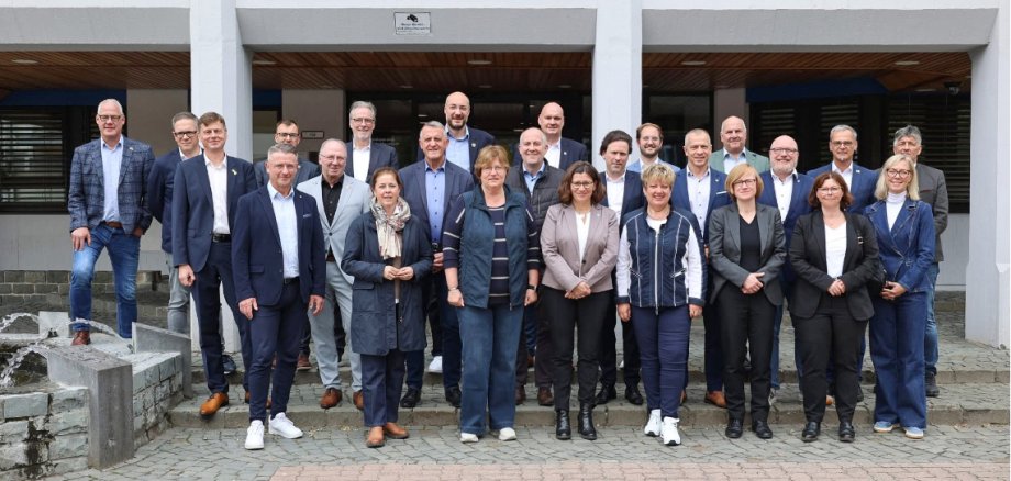 Gruppenbild vor dem Rathaus bei der Sitzung des AK Garnisonen in Ramstein 2025