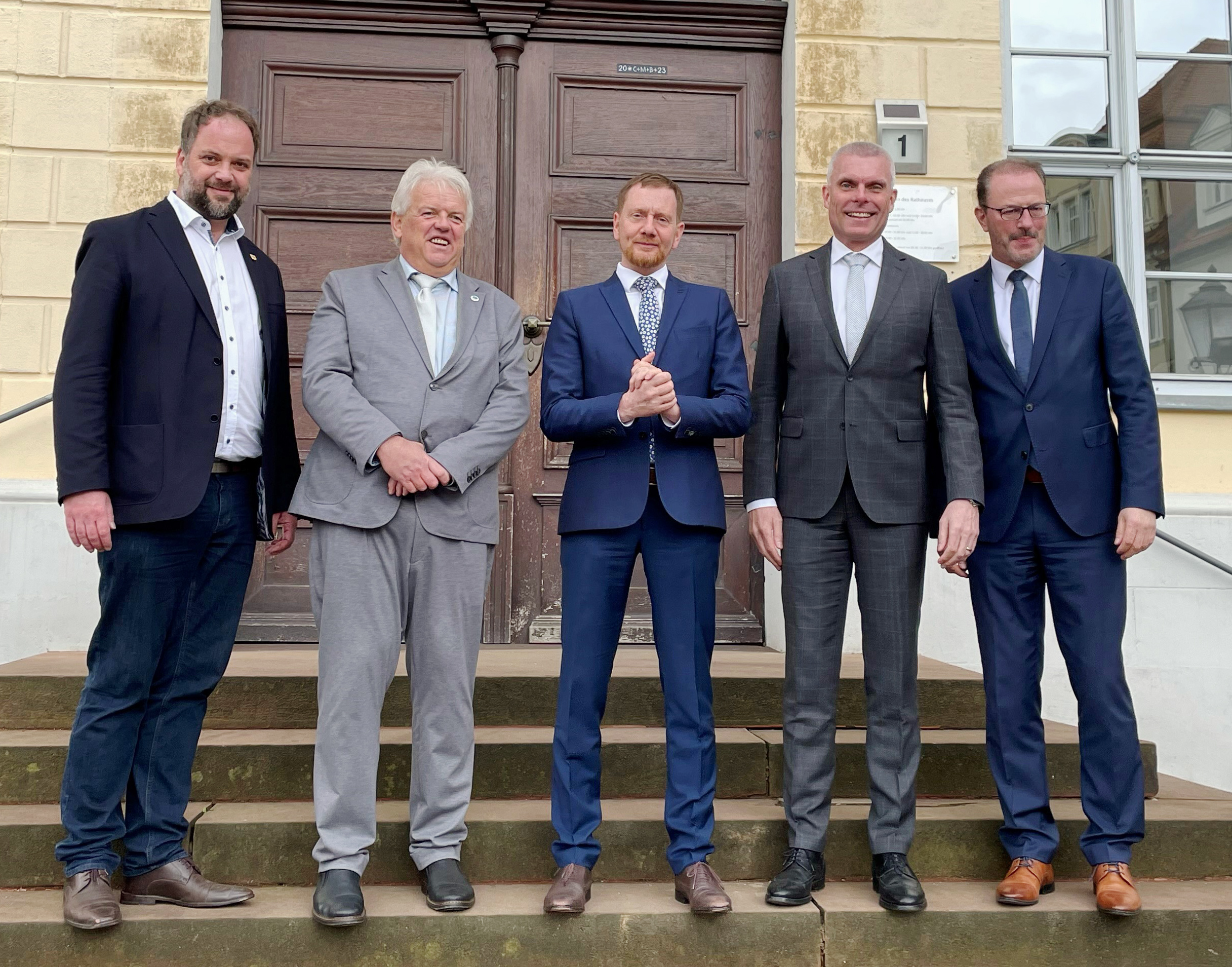 V. l. n. r.: Vorsitzender des DStGB-Ausschusses für Städtebau und Umwelt, Oberbürgermeister Tobias Eschenbacher, OB Dieter Greysinger, Hainichen, Ministerpräsident Michael Kretschmer, DStGB-Beigeordneter Bernd Düsterdiek., Mischa Woitscheck, Geschäftsführer Sächsischer Städte- und Gemeindetag.  