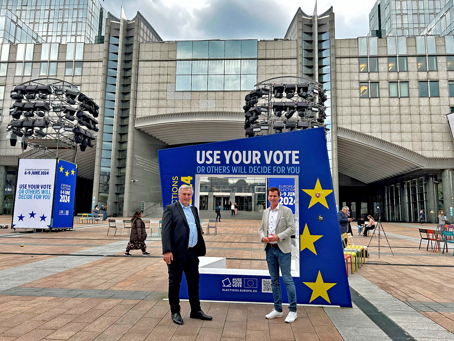 Besuch von DStGB-Hauptgeschäftsführer Dr. André Berghegger in Brüssel vor der Europawahl. Vor einem Plakat mit der Aufforderung zur Wahl zu gehen.