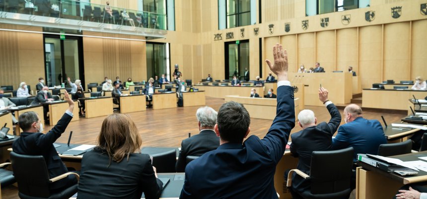 Abgeordnete im Bundesrat heben die Hand zur Abstimmung.