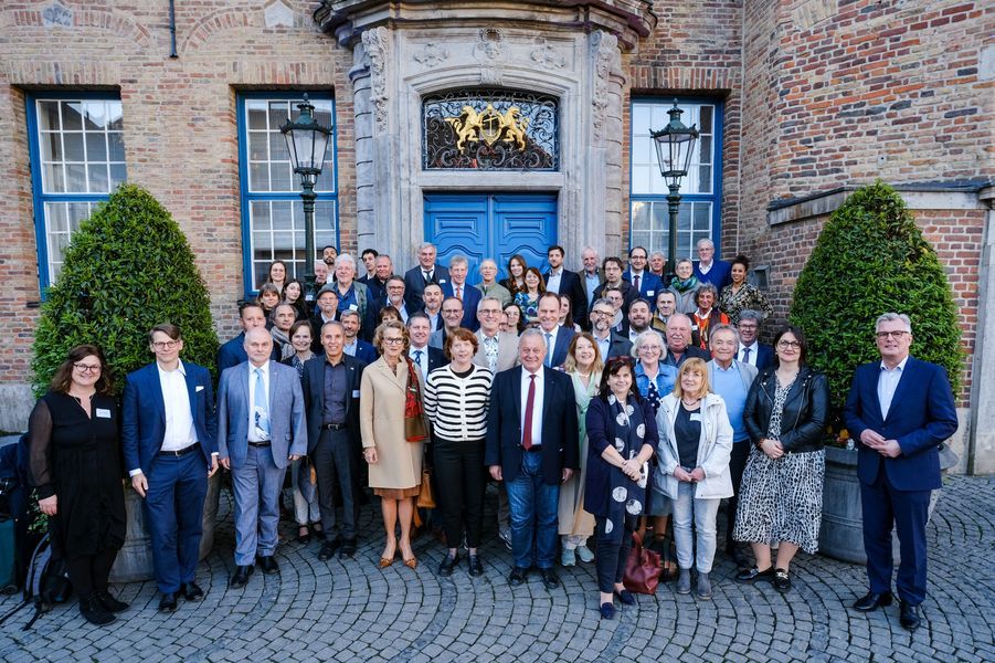 Deutsch-Französischer Ausschuss Die deutschen und französischen Lokalpolitikerinnen und -politiker am ersten Konferenzabend vor dem Rathaus der Landeshauptstadt Düsseldorf