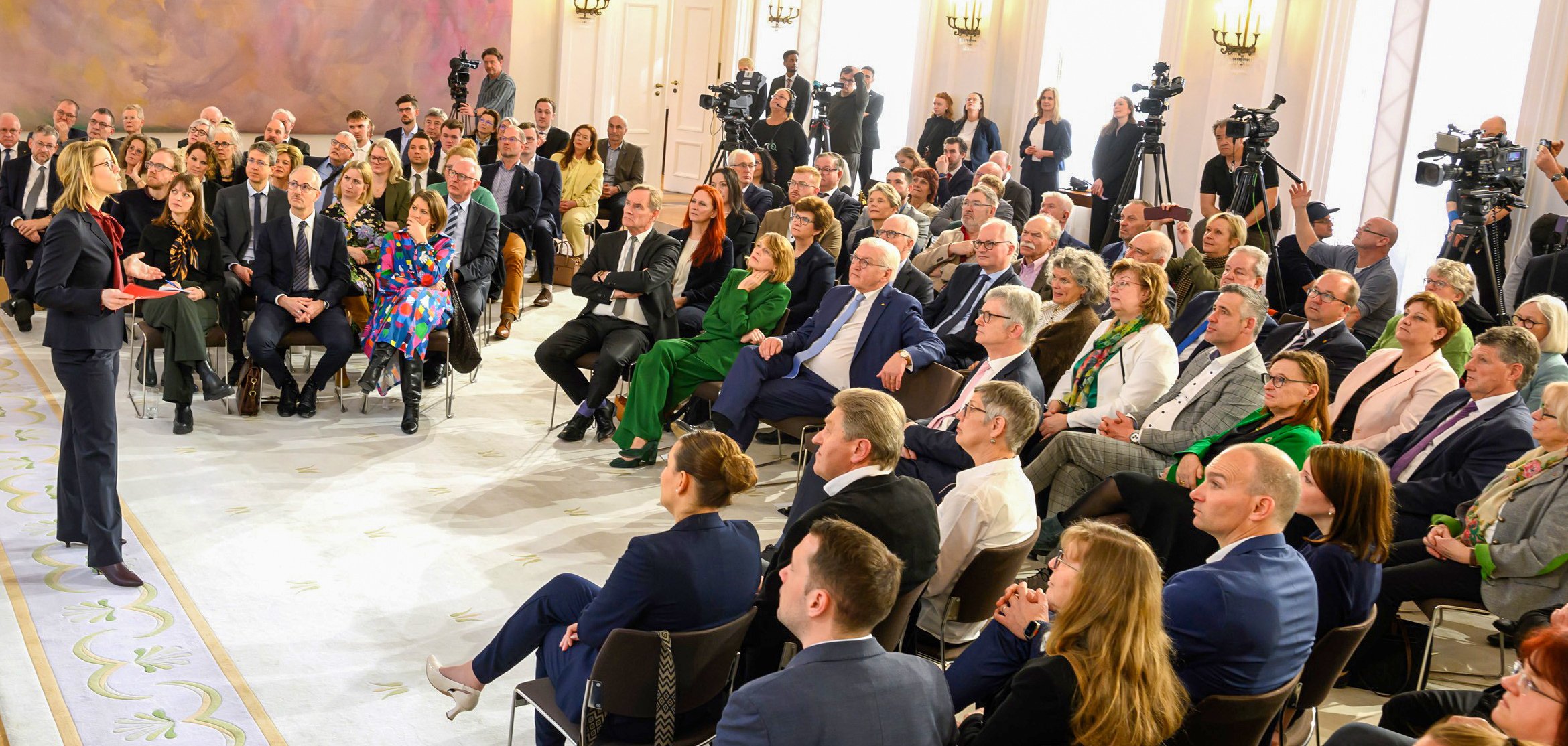 Eva Nemela, Vorständin der Körber-Stiftung, präsentiert neue Umfrageergebnisse zur Situation ehrenamtlicher Bürgermeisterinnen und Bürgermeister. Unter ihnen DStGB-Präsident Ralph Spiegler, Bürgermeister der Verbandsgemeinde Nieder-Olm.