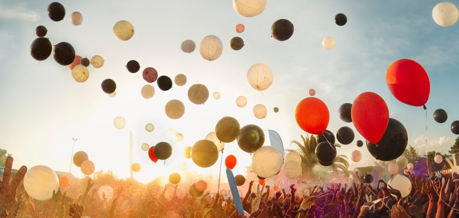 Foto mit aufsteigenden Luftballons zum bundesweiten Digitaltag 2021