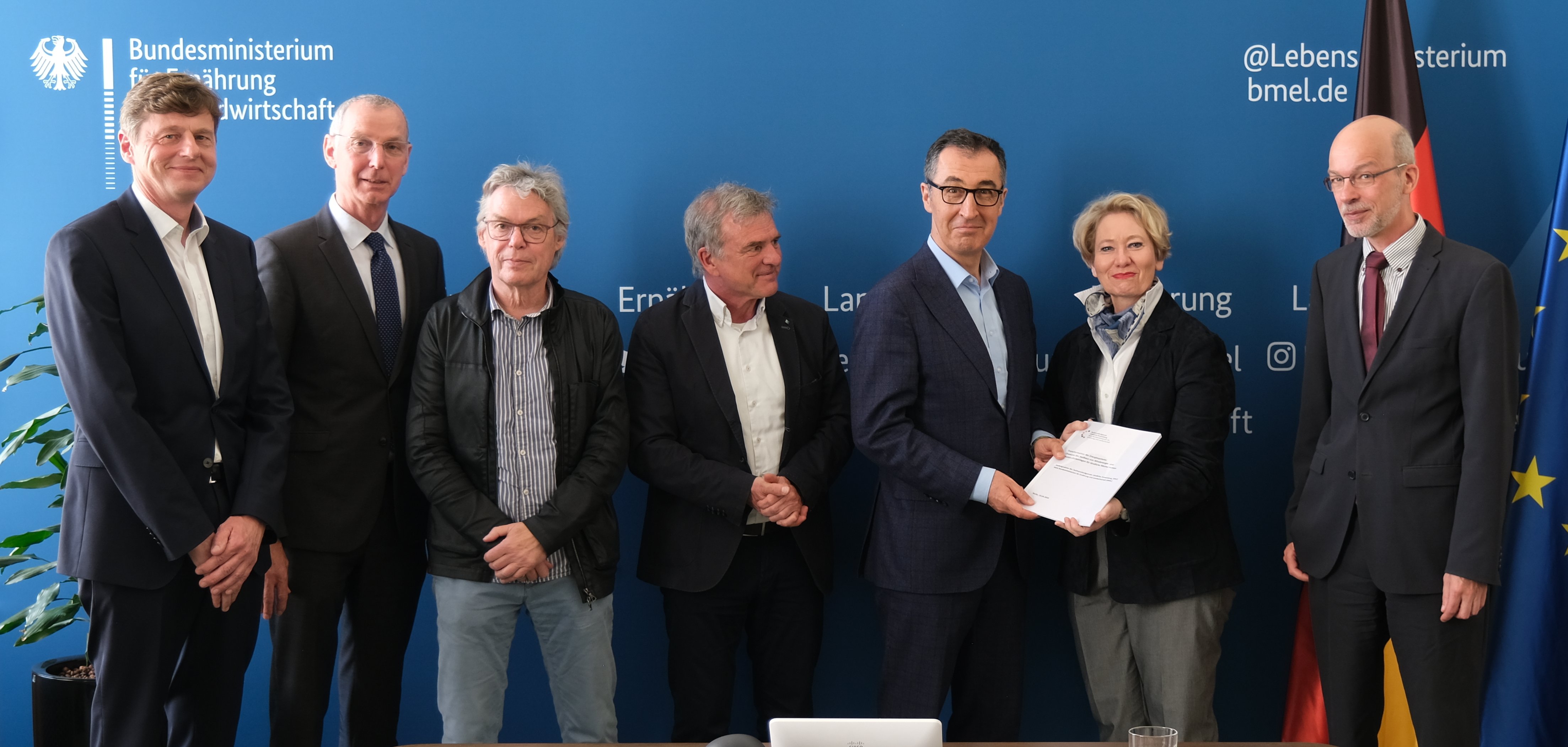 Die Mitglieder des Sachverständigenrates  ländliche Entwicklung (SRLE) beim Bundesministerium für Ernährung und Landwirtschaft (BMEL) übergibt seine Stellungnahme „Transformation des Energiesystems: Chancen des Ausbaus von Windenergie- und Photovoltaikanlagen für ländliche Räume nutzen“ an Bundesminister Cem Özdemir.