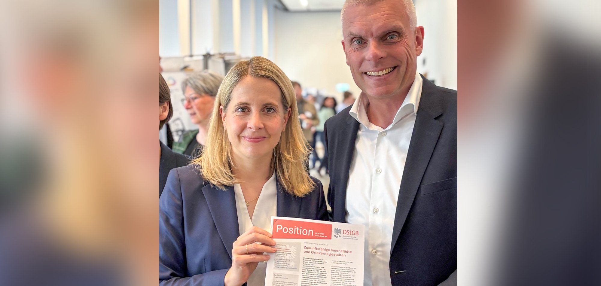 Aktuelles Positionspapier Innenstädte Der DStGB hat im Rahmen des Bundeskongresses Innenstädte am 27. Mai 2025 in Essen sein aktuelles Positionspapier „Zukunftsfähige Innenstädte und Ortskerne stärken“ an Verena Hubertz, Bundesministerin für Wohnen, Stadtentwicklung und Bauwesen, übergeben.