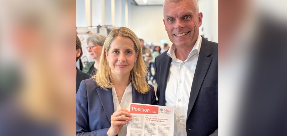 Der DStGB hat im Rahmen des Bundeskongresses Innenstädte am 27. Mai 2025 in Essen sein aktuelles Positionspapier „Zukunftsfähige Innenstädte und Ortskerne stärken“ an Verena Hubertz, Bundesministerin für Wohnen, Stadtentwicklung und Bauwesen, übergeben. 