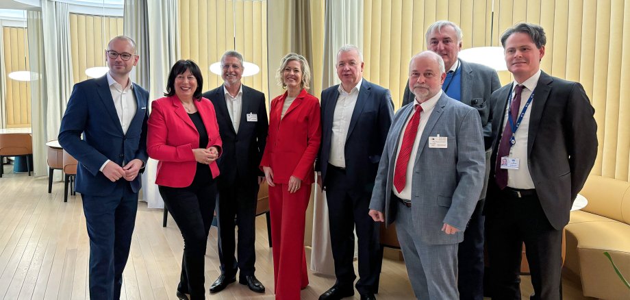 V.l.n.r. Müller (Bauindustrie), Walsmann (MdEP), Dr. Diedrich („Job und Wohnen“), Struve (DLT), Ferber (MdEP), Schmidt (DStGB), Dr. Nutzenberger (DStGB), Schumacher (EU-Kommission)