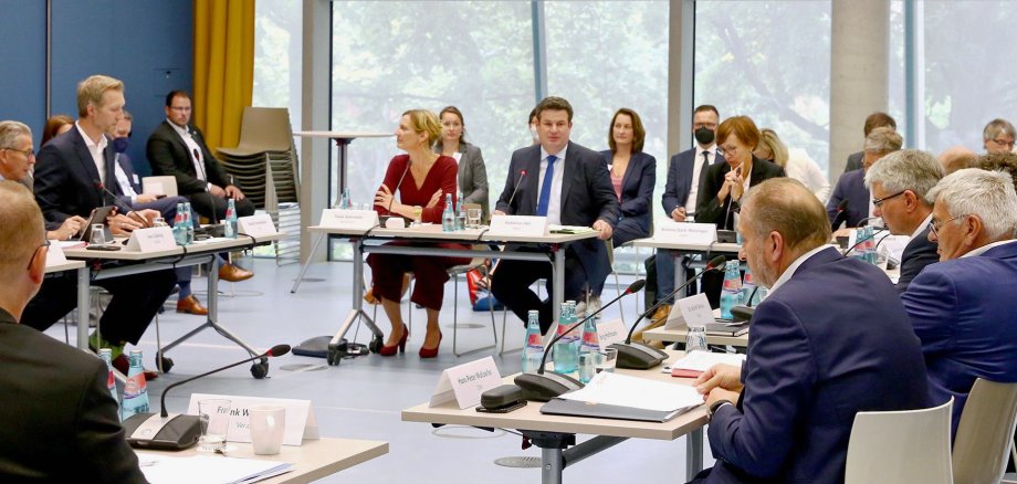 Sitzung des Fachkräftegipfel der Bunderegierung am 07.09.2022 mit zahlreichen Vertreterinnen und Vertretern.