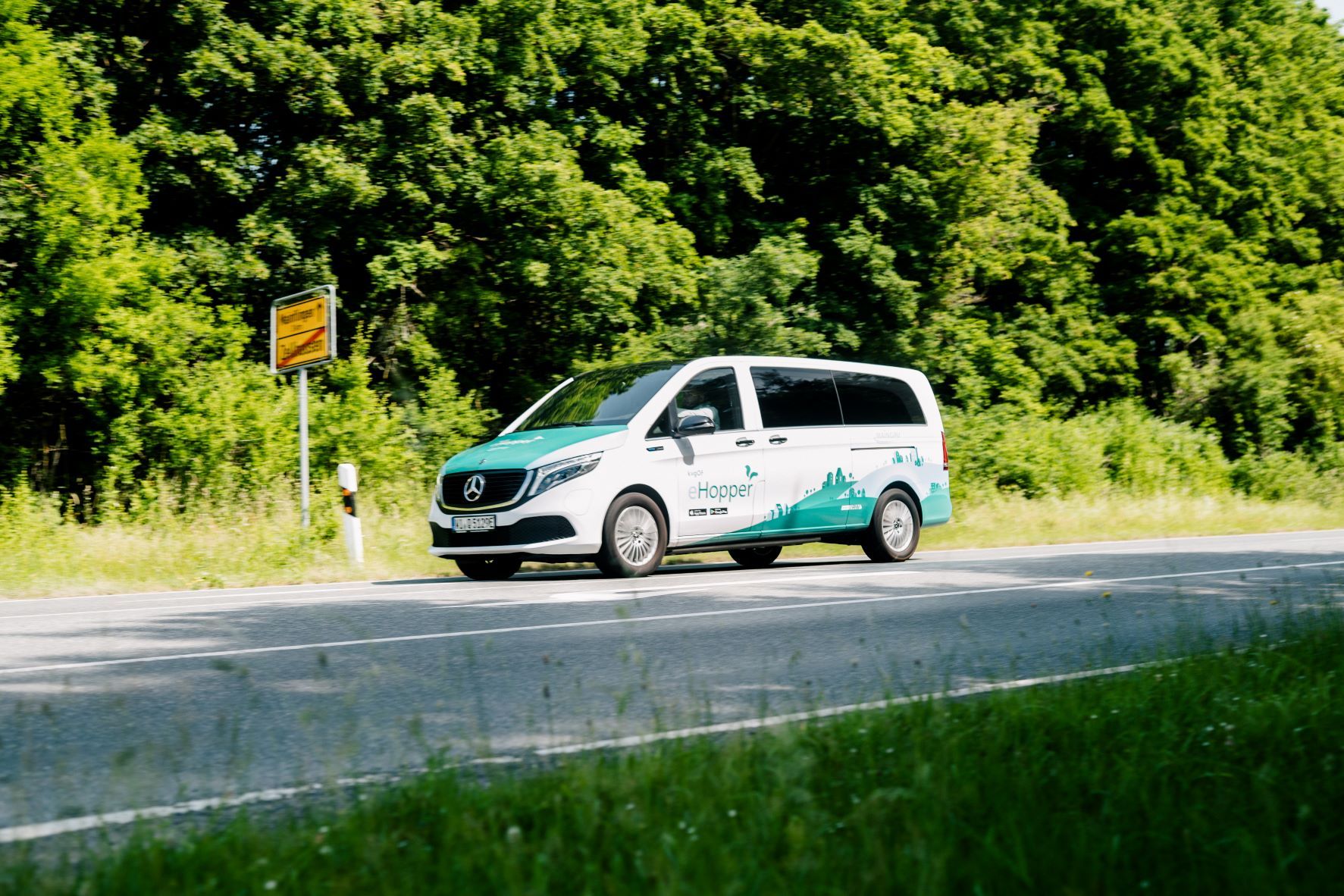 Ein Kleinbus unterwegs im Rahmen des Projektes „Bedarfsverkehr im ländlichen Raum“