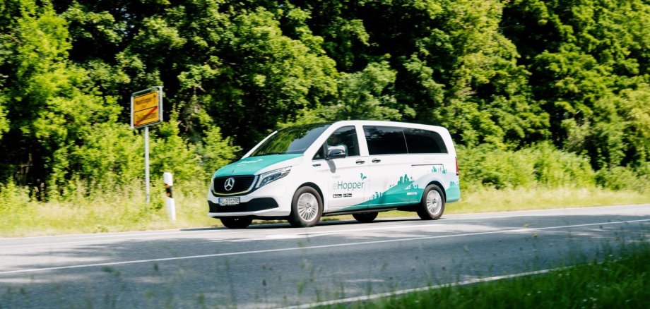 Ein Kleinbus unterwegs im Rahmen des Projektes „Bedarfsverkehr im ländlichen Raum“