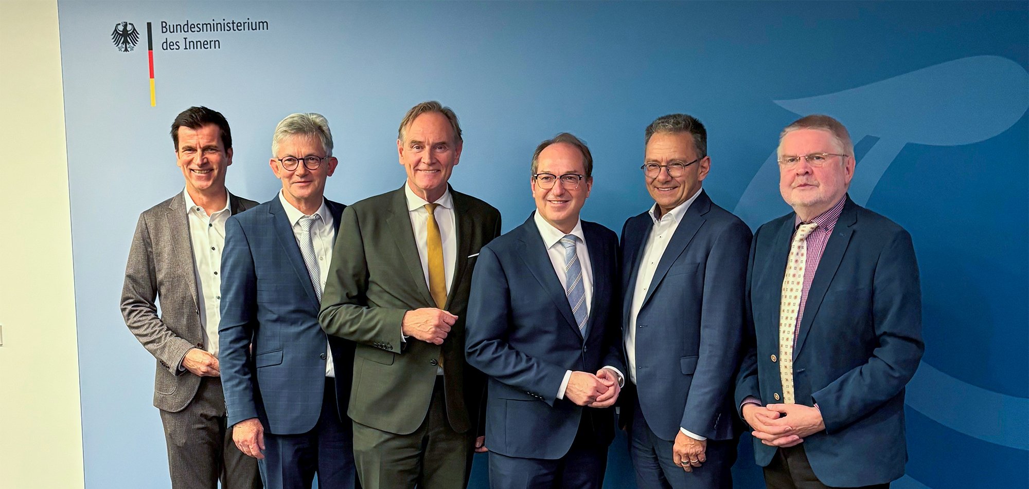 Treffen mit Bundesinnenminister Alexander Dobrindt: Von links: Hauptgeschäftsführer Dr. André Berghegger (DStGB), Präsident Bürgermeister Ralph Spiegler (DStGB), Präsident Oberbürgermeister Burkhard Jung (DST), Bundesinnenminister Alexander Dobrindt, Vizepräsident Landrat Thomas Karmasin (DLT) und HGF Prof. Dr. Hans-Günter Henneke.