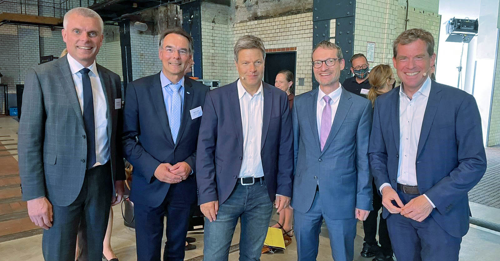V. l. n. r.: Bernd Düsterdiek (DStGB), Ingbert Liebing (VKU), Robert Habeck (BMWK), Kay Ruge (DLT), Ulf Kämpfer, Oberbürgermeister Kiel