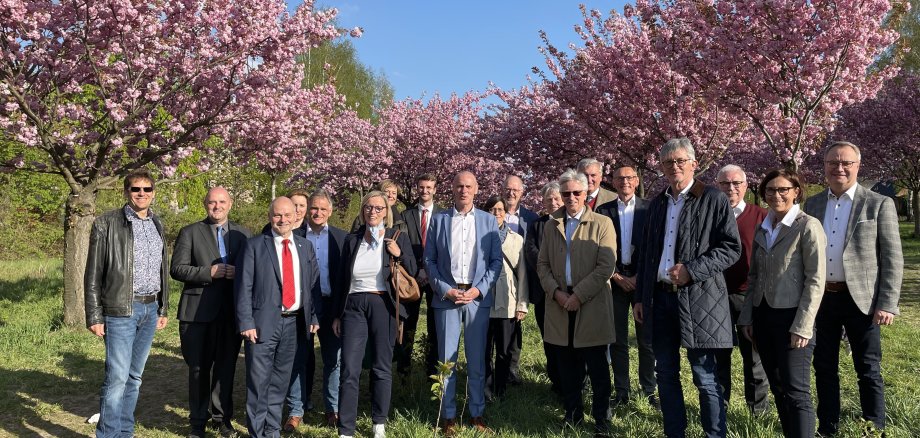 Bürgermeister Thomas Schmidt, Stadt Teltow (3. v.l.) begrüßte den Europaausschuss des DStGB in seiner Stadt. Die Kommunalvertreter und Kommunalvertreterinnen aus ganz Deutschland nutzten die Sitzung in Teltow, um eine historische Stätte kurz zu besuchen. Die Kirschblütenallee, die entlang des ehemaligen Grenzstreifens an der Mauer zwischen Berlin und Teltow verläuft und heute ein besonderer Ort des Friedens mit japanischen Kirschbäumen ist. Mit bei dem Besuch auch der Präsident des DStGB, Bürgermeister Ralph Spiegler (4. v.r.) und der Generalsekretär des Österreichischen Gemeindebundes, Dr. Walter Leiss (7. v.r.).