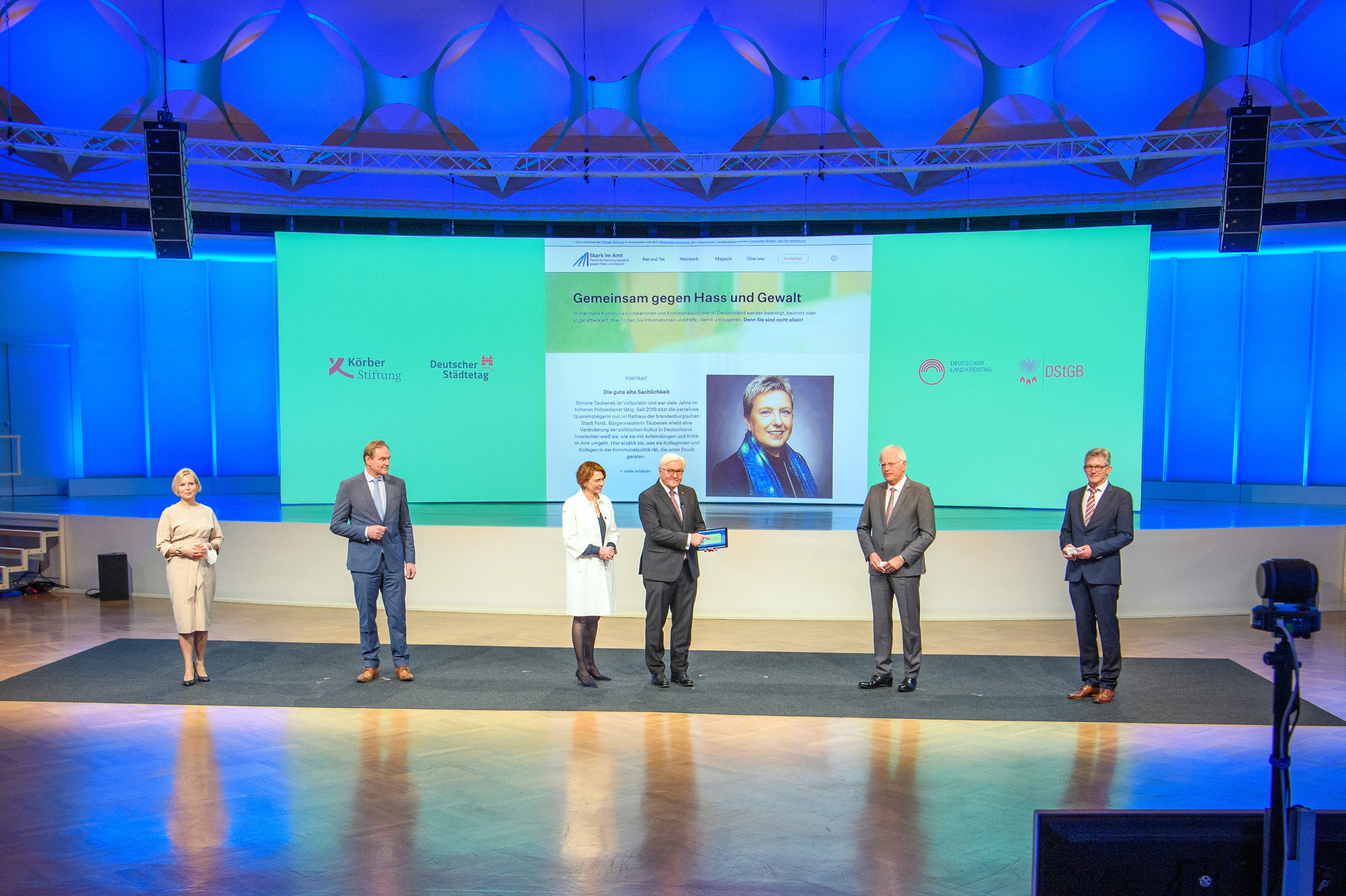 Freischaltung „Stark im Amt“. Von links: Tatjana König, Vorständin Körber-Stiftung, Burkhard Jung, Präsident des Deutschen Städtetags, Elke Büdenbender, Bundespräsident Frank-Walter Steinmeier, Reinhard Sager, Präsident des Deutschen Landkreistags, Ralph Spiegler, Präsident des Deutschen Städte-und Gemeindebundes.  