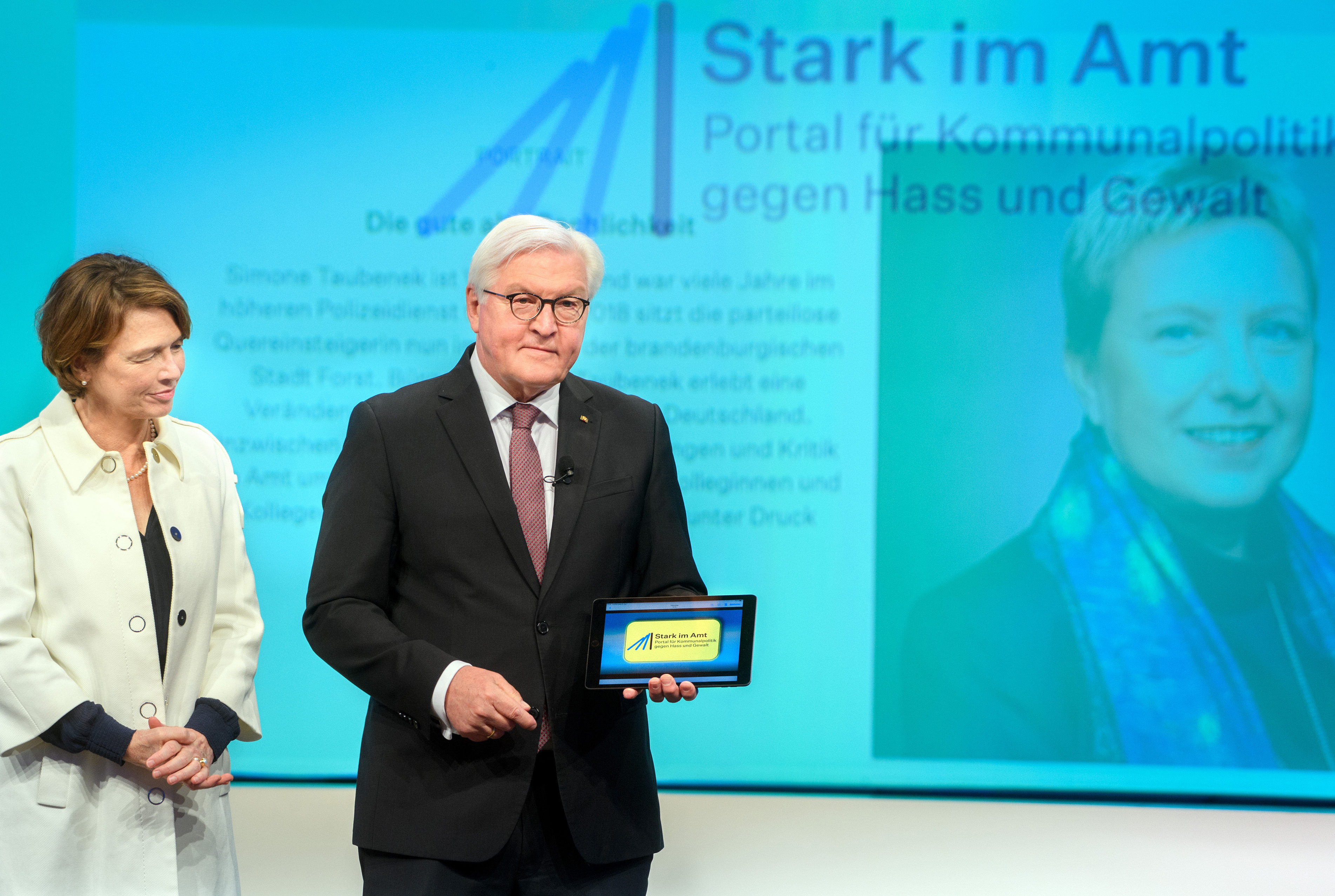 Bundespräsident Frank-Walter Steinmeier und seine Ehepartnerin Elke Büdenbender beim Freischalten des Portals Stark im Amt.