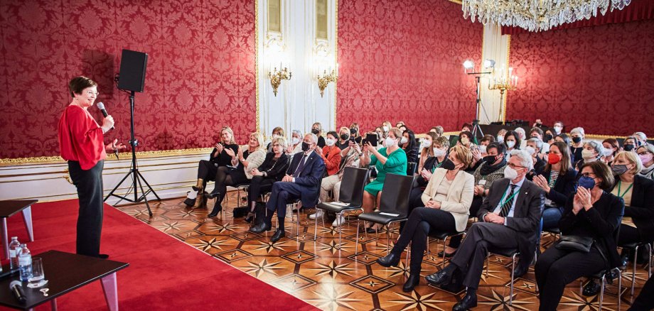 Rund 100 Bürgermeisterinnen aus Österreich, Deutschland und der Schweiz tagten in der Hofburg in Wien. Empfang bei Bundespräsident Alexander Van der Bellen in der Hofburg.