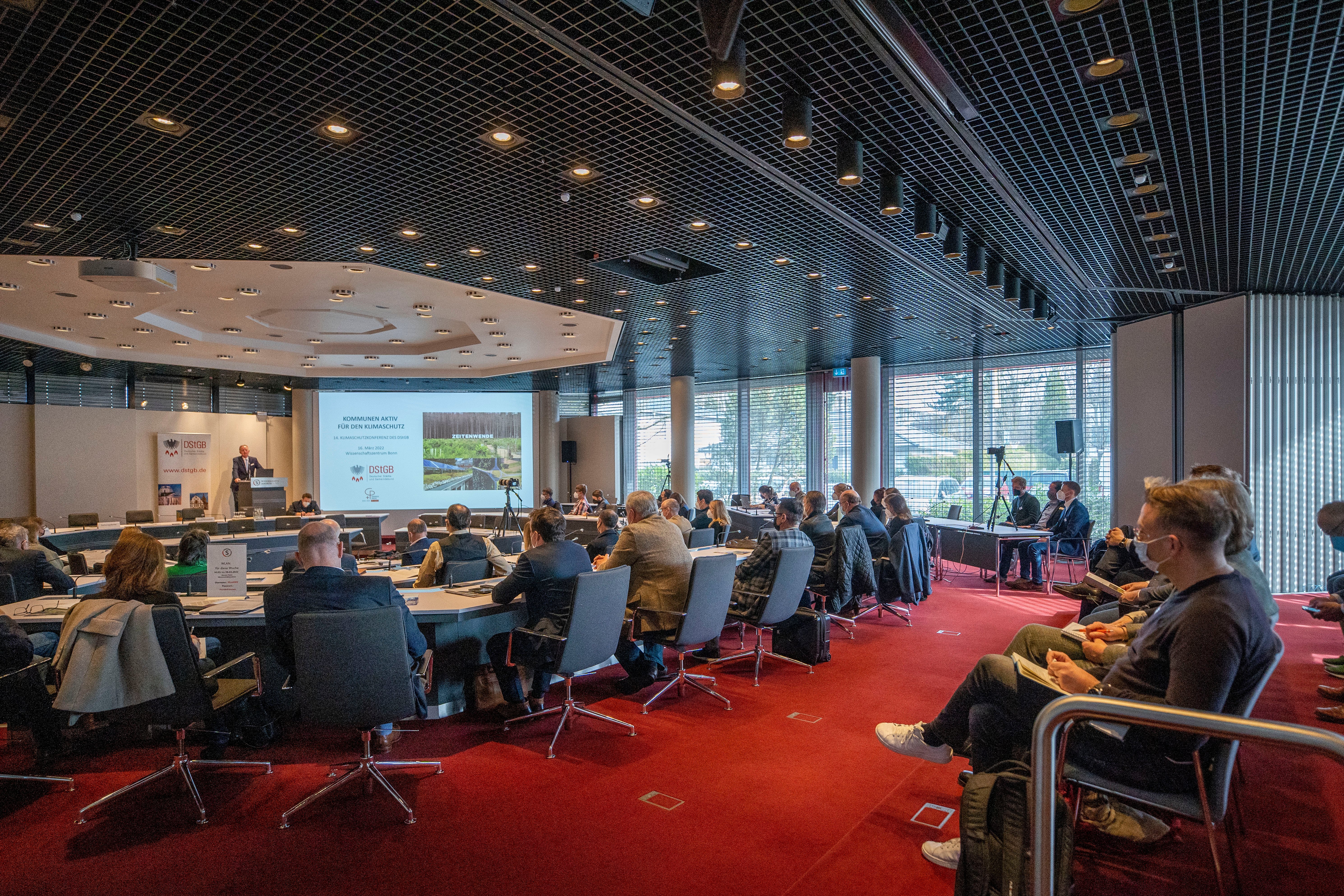 Foto vom Plenum der 14. Klimakonferenz des DStGB im Wissenschaftszentrum in Bonn, die am 16.03.2022 stattfand.