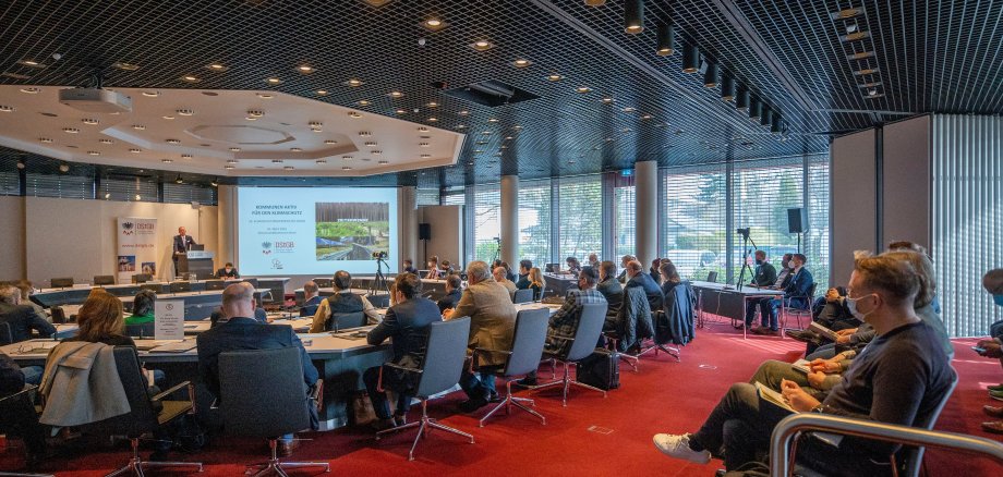 Foto vom Plenum der 14. Klimakonferenz des DStGB im Wissenschaftszentrum in Bonn, die am 16.03.2022 stattfand.