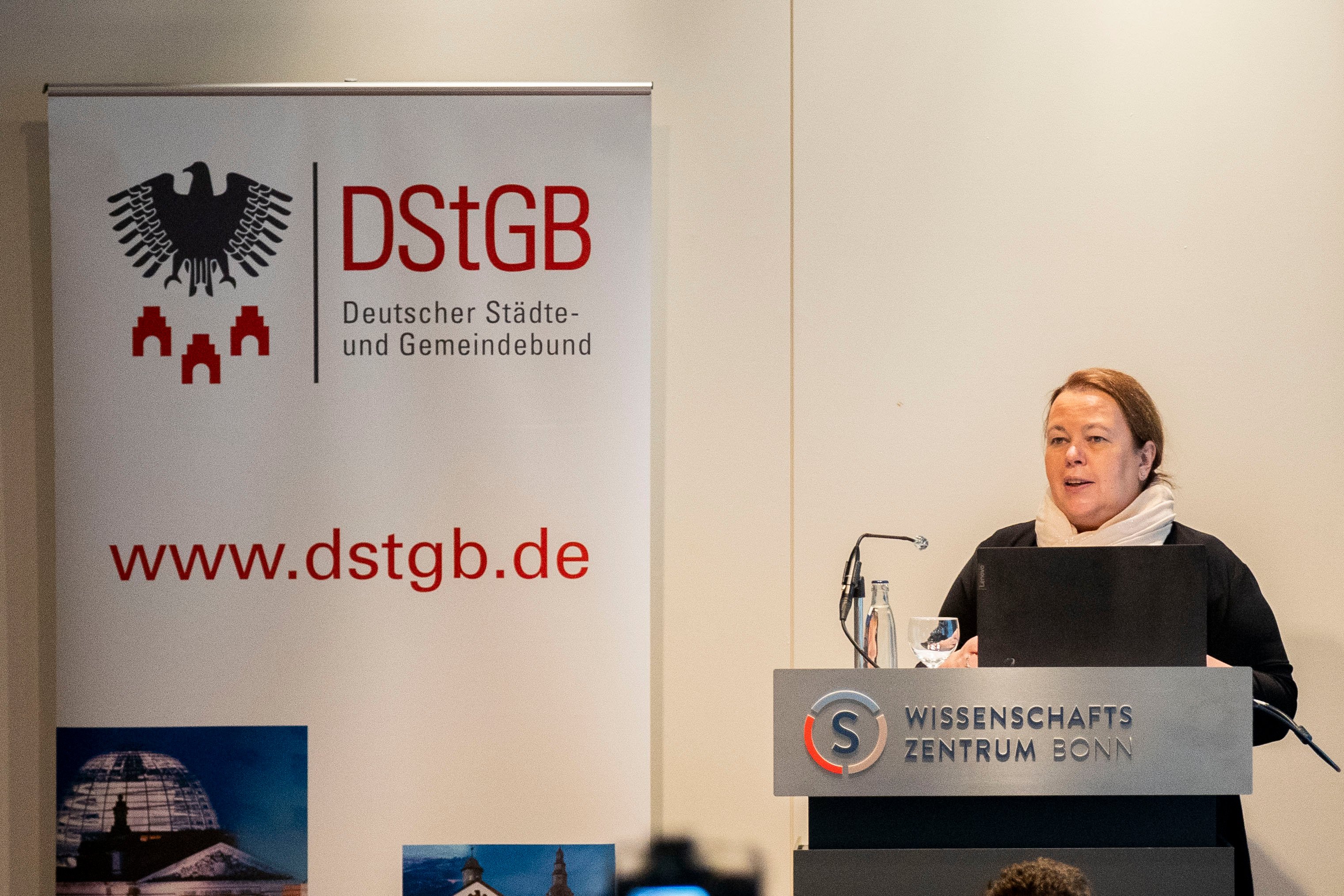 NRW Umweltministerin Ursula Heinen-Esser auf der 14. DStGB-Klimakonferenz im Bonner Wissenschaftszentrum am 16.03.2022.