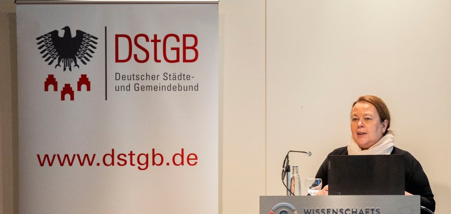 NRW Umweltministerin Ursula Heinen-Esser auf der 14. DStGB-Klimakonferenz im Bonner Wissenschaftszentrum am 16.03.2022. 