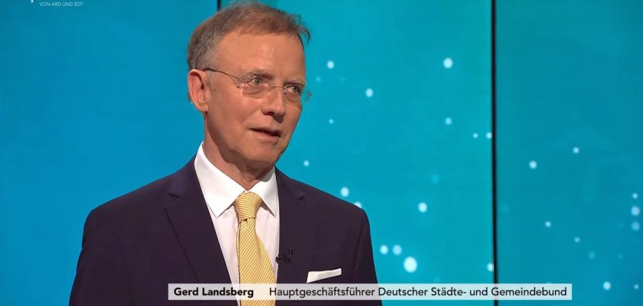 DStGB-Hauptgeschäftsführer Dr. Gerd Landsberg im Phoenix TV Studio beim Interview zur Corona Pandemie