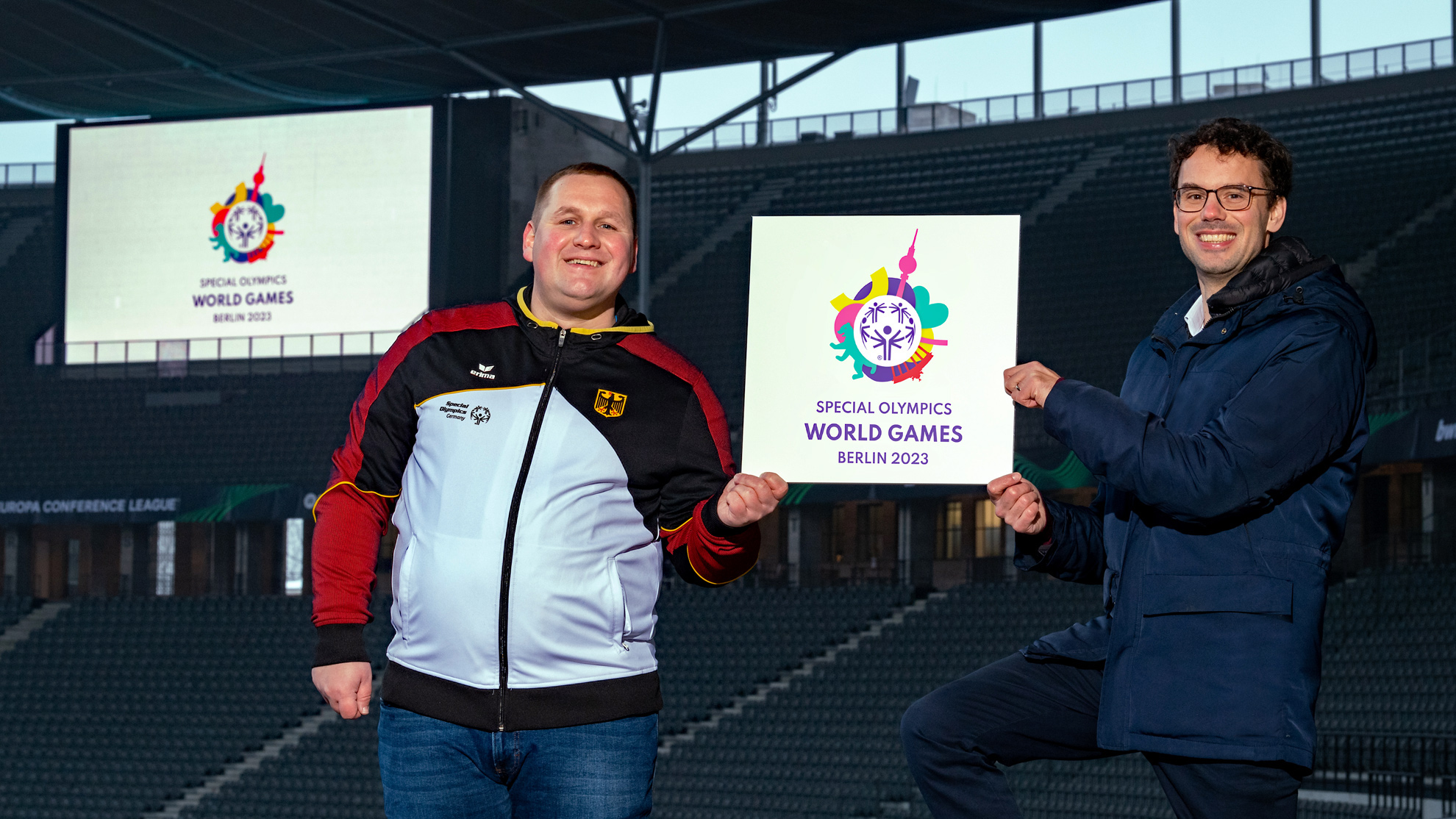 Logo der Special Olympics World Games Berlin 2023 wird im Stadion präsentiert