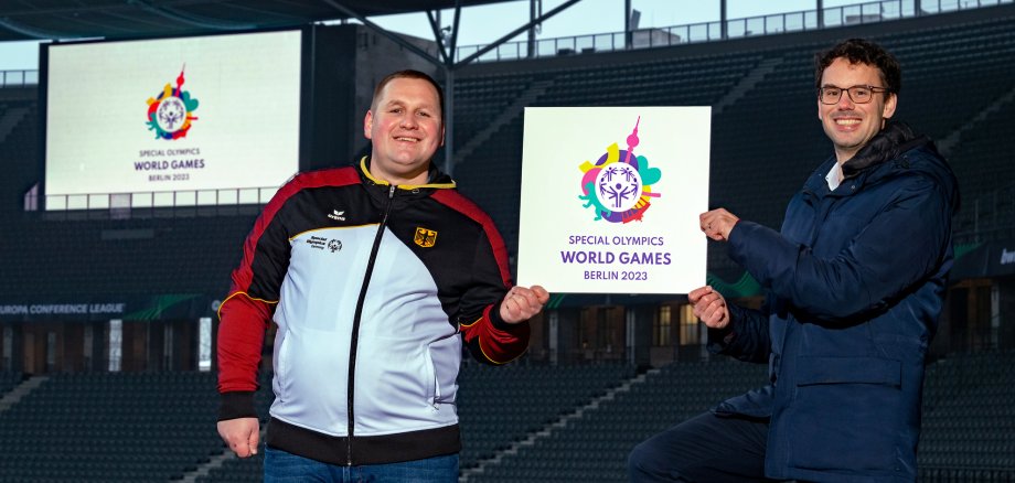 Logo der Special Olympics World Games Berlin 2023 wird im Stadion präsentiert