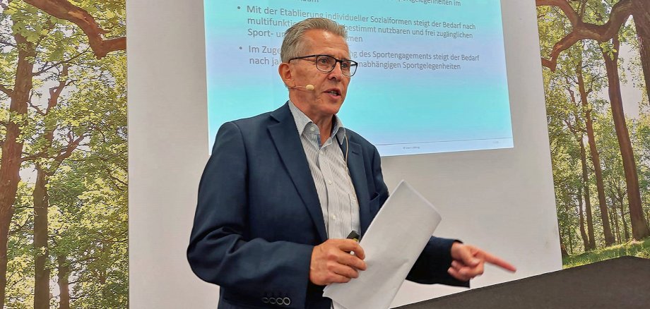 Beigeordneter Uwe Lübking stellte die Dokumenation "Bewegung in der Stadt" heute auf der GaLaBau in Nürnberg vor.