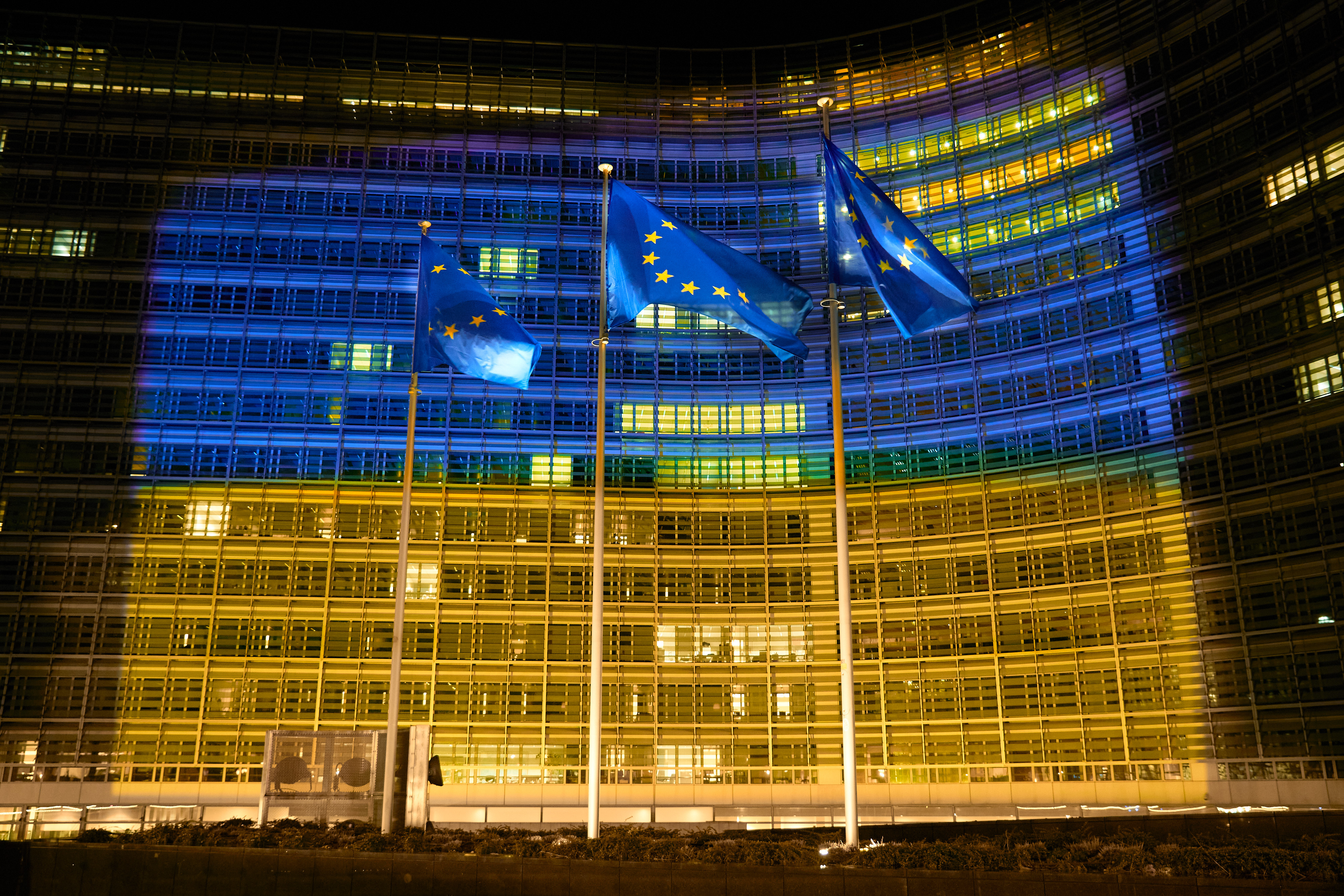 Das Berlaymont-Gebäude, beleuchtet mit der ukrainischen Flagge, anlässlich des Angriffs Russlands auf die Ukraine