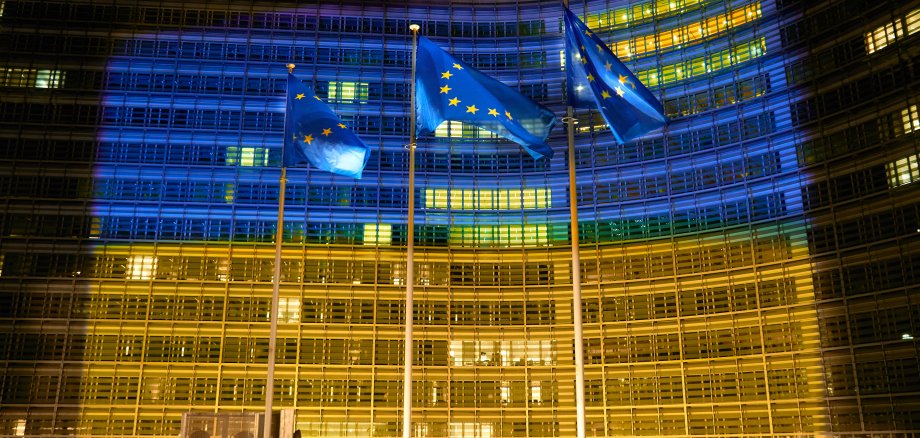 Das Berlaymont-Gebäude, beleuchtet mit der ukrainischen Flagge, anlässlich des Angriffs Russlands auf die Ukraine