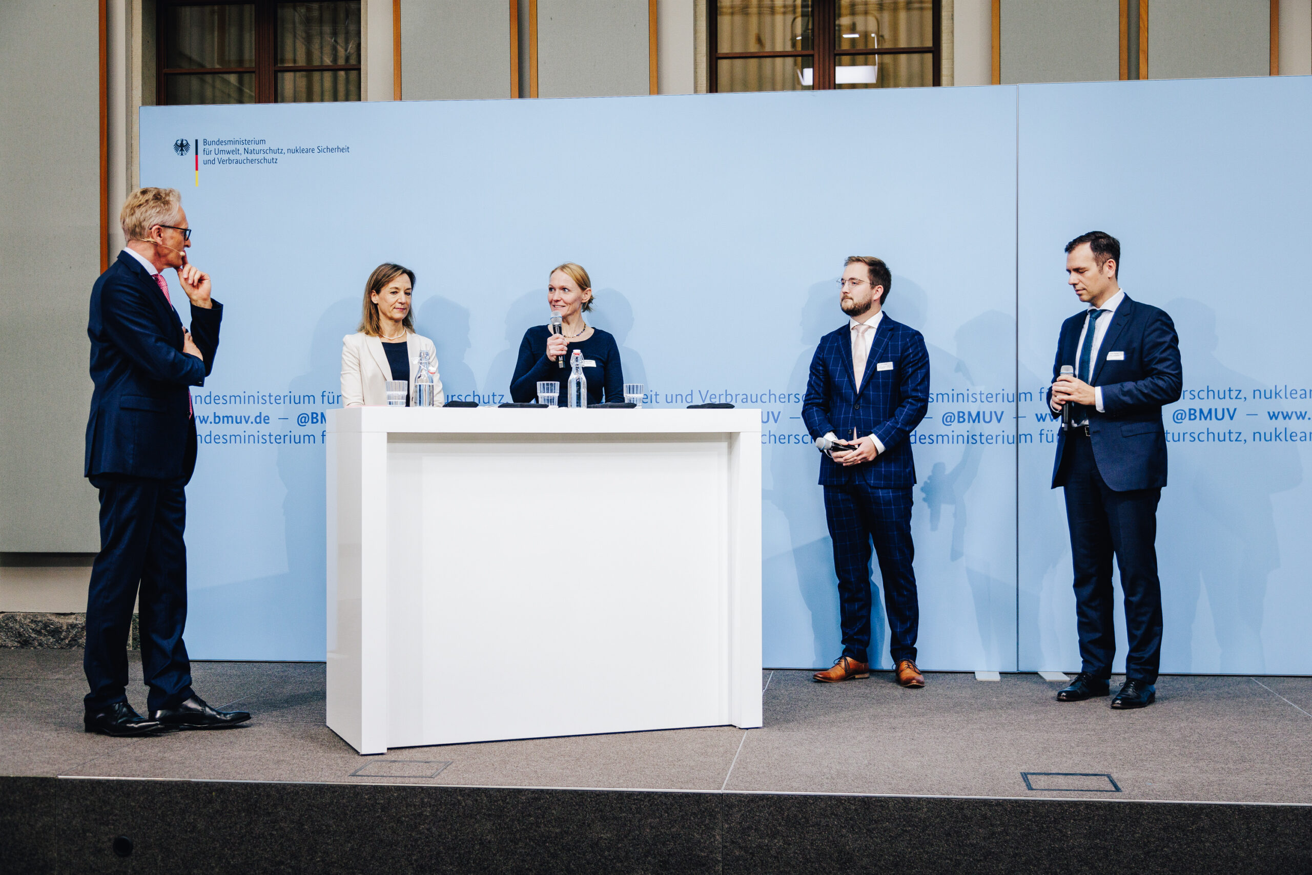 Partnergespräch: Sönke Nissen, Leiter der Geschäftsstelle der Initiative Pro Recyclingpapier; Dr. Yvonne Dorf, Geschäftsführerin des Deutschen Hochschulverbandes; Dr. Christine Wilcken, Beigeordnete im Deutschen Städtetag; Alexander Kramer, Referatsleiter im Deutschen Städte- und Gemeindebund; Dr. Torsten Mertins, Referent im Deutschen Landkreistag.