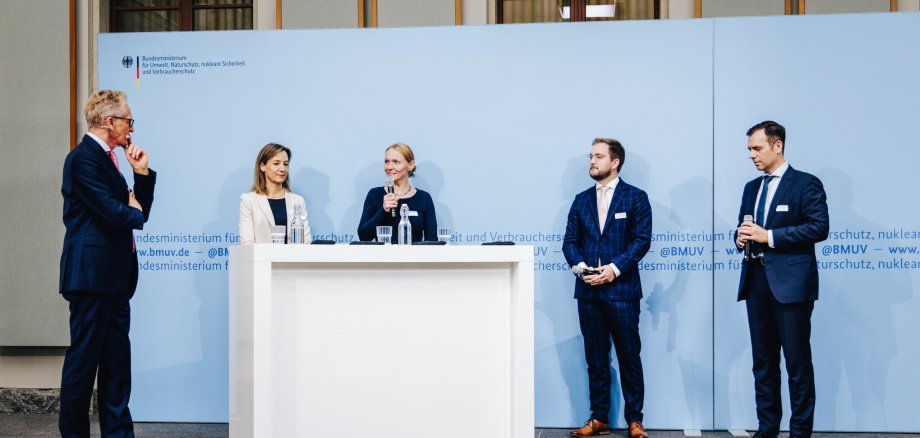 Partnergespräch: Sönke Nissen, Leiter der Geschäftsstelle der Initiative Pro Recyclingpapier; Dr. Yvonne Dorf, Geschäftsführerin des Deutschen Hochschulverbandes; Dr. Christine Wilcken, Beigeordnete im Deutschen Städtetag; Alexander Kramer, Referatsleiter im Deutschen Städte- und Gemeindebund; Dr. Torsten Mertins, Referent im Deutschen Landkreistag.