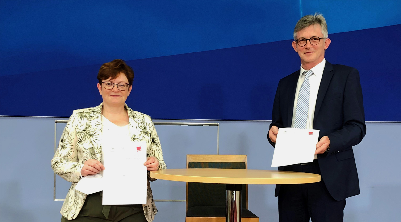 V. l. n. r.: Christine Behle, Stellvertretende Vorsitzende der Vereinten Dienstleistungsgewerkschaft (Verdi) und Ralph Spiegler, DStGB-Präsident und Bürgermeister der VG Nieder-Olm beim Unterzeichnen der Erklärung.