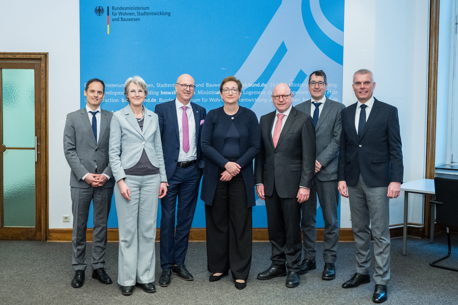 V.l.n.r: Dr. Markus Mempel, Sprecher des Deutschen Landkreistages, Dr. Irene Vorholz, Beigeordnete des Deutschen Landkreistages, Dr. Uwe Brandl, DStGB-Präsident und Erster Bürgermeister der Stadt Abensberg, Klara Geywitz, Bundesministerin für Wohnen, Stadtentwicklung und Bauwesen, Markus Lewe, Präsident des Deutschen Städtetages und Oberbürgermeister der Stadt Münster, Hilmar von Lojewski, Beigeordneter des Deutschen Städtetages,  Bernd Düsterdiek, Beigeordneter des DStGB.  