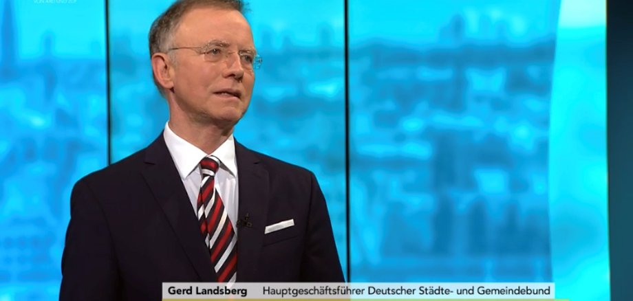 DStGB-Hauptgeschäftsführer Dr. Gerd Landsberg im Studio des TV Senders Phoenix beim Interview.