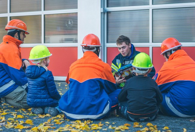 Feuerwehr liest Kindern vor