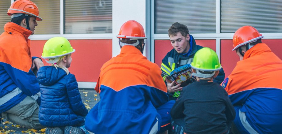 Feuerwehr liest Kindern vor