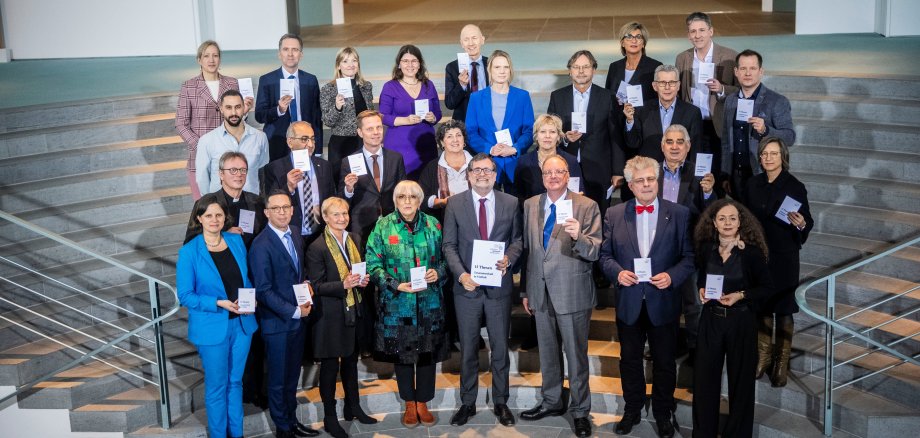 Die Beauftragte der Bundesregierung für Kultur und Medien, Claudia Roth bei einem Treffen mit der Initiative kulturelle Integration im Bundeskanzleramt in Berlin, 18.12.2023,