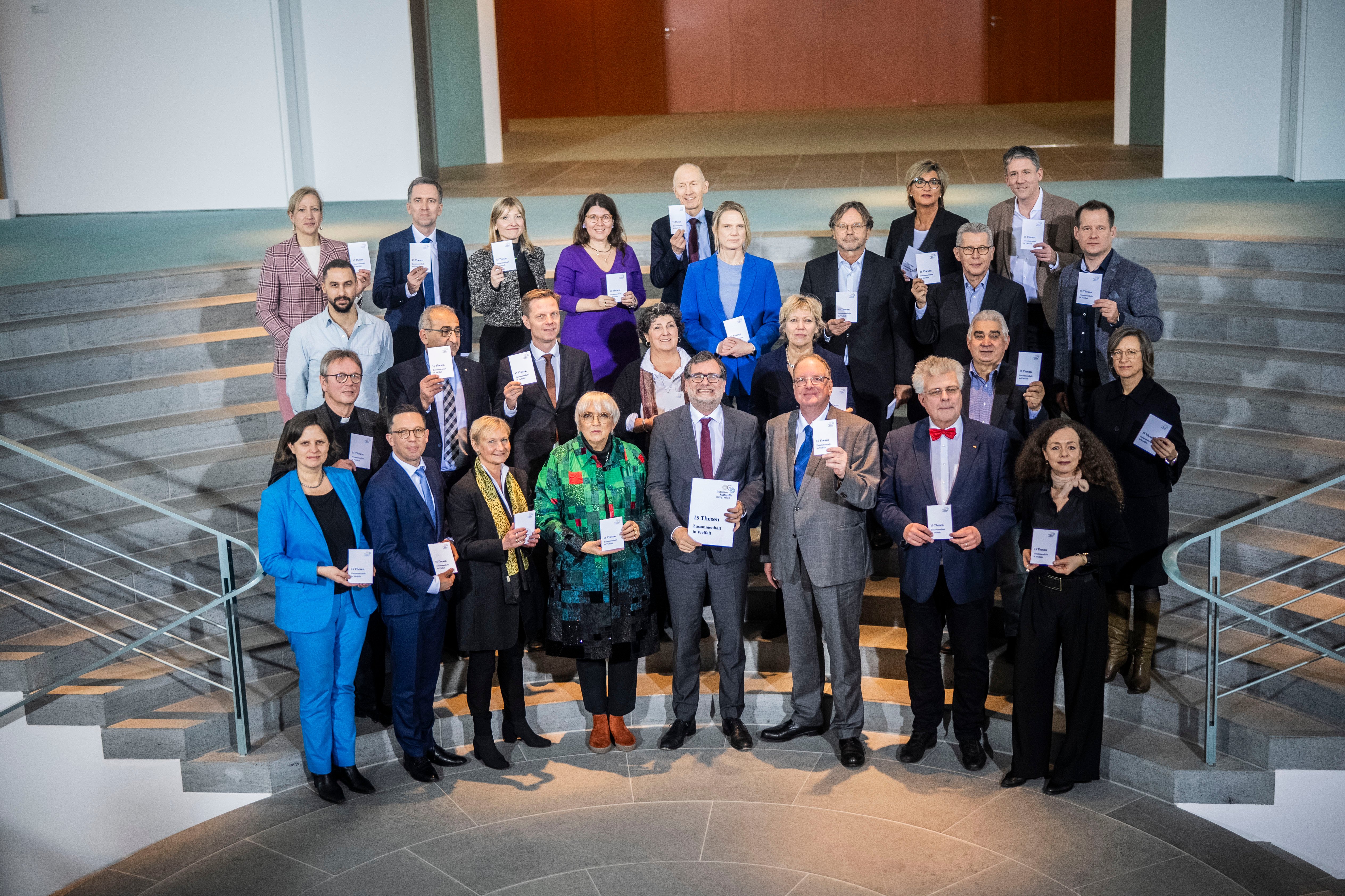 15 Thesen Die Beauftragte der Bundesregierung für Kultur und Medien, Claudia Roth bei einem Treffen mit der Initiative kulturelle Integration im Bundeskanzleramt in Berlin, 18.12.2023,