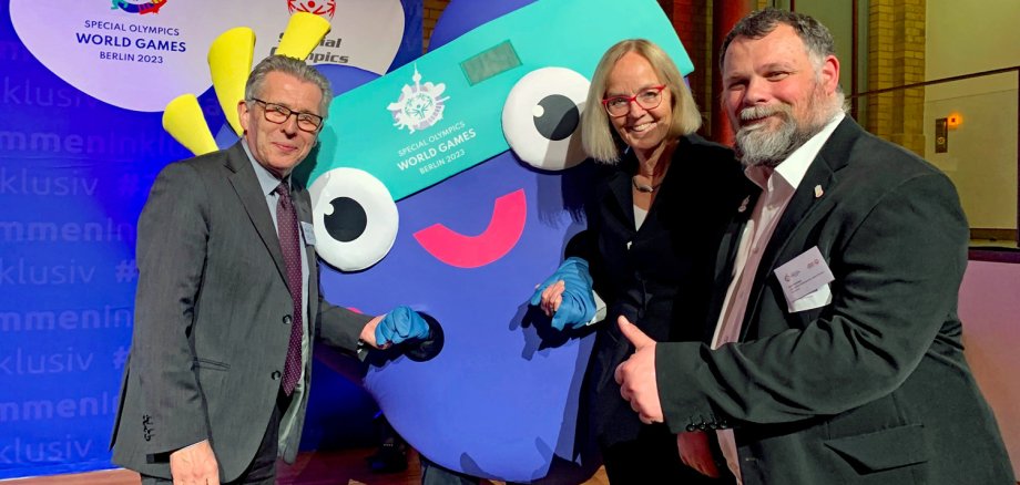 Vorstellung des Maskottchens Unity auf dem Parlamentarischen Abend von Special Olympic Deutschland. V.l.n.r: Uwe Lübking, DStGB, Christiane Krajewski, Präsidentin von Special Olympics Deutschland und Mark Solomeyer, Vizepräsident und Athletensprecher Special Olympics Deutschland