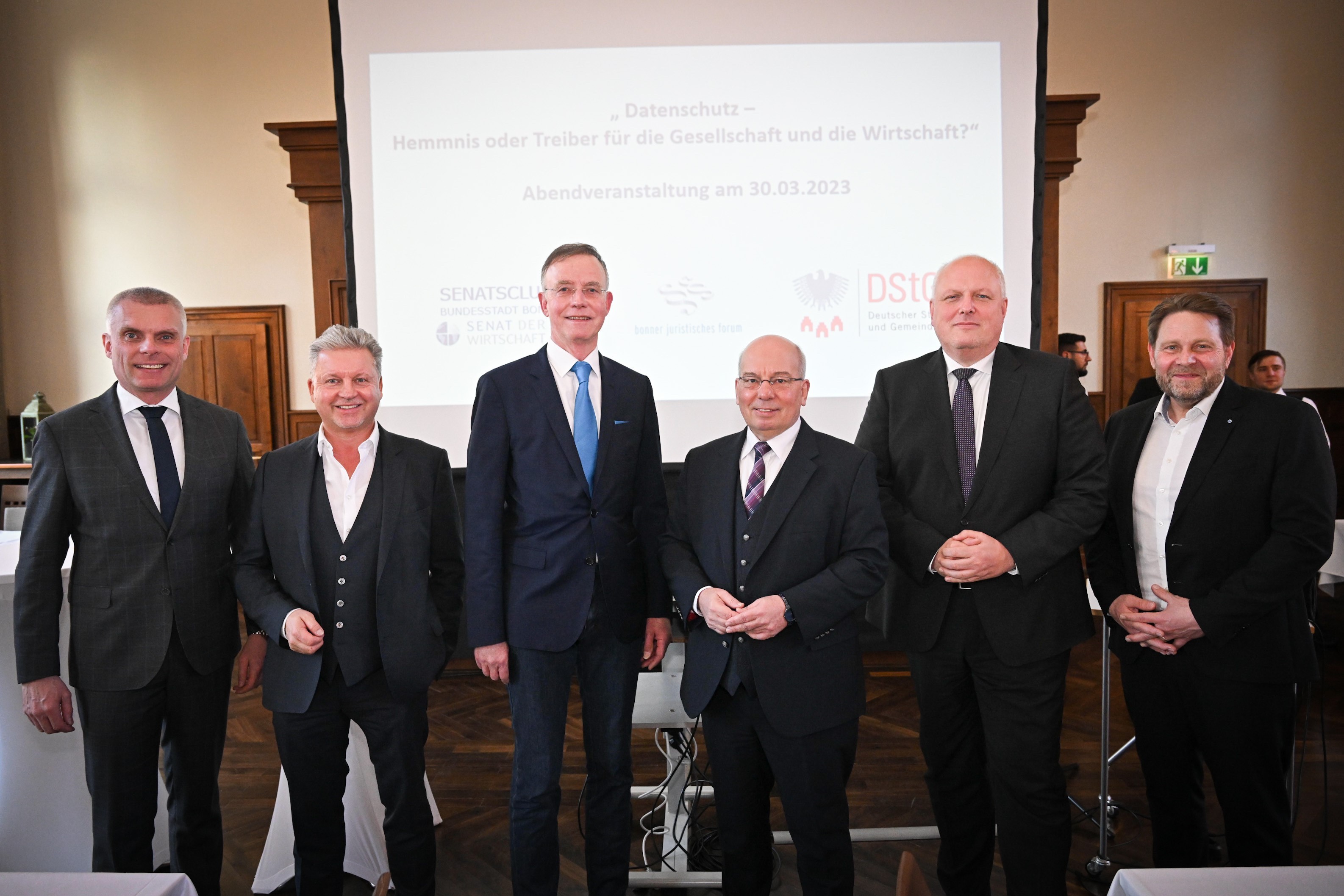 Foto: v.l.n.r.: Bernd Düsterdiek, Mannus Weiß, Dr. Gerd Landsberg, Rainer Wendt, Ulrich Kelber, Dirk Vögeli