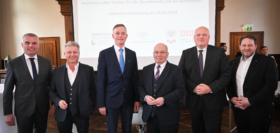 Foto: v.l.n.r.: Bernd Düsterdiek, Mannus Weiß, Dr. Gerd Landsberg, Rainer Wendt, Ulrich Kelber, Dirk Vögeli