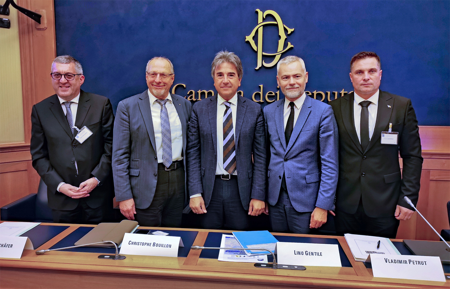 Foto v.l.n.r.: Lino Gentile (Mayor of Castel del Giudice and ANCI Delegate for inner areas (Italy) ,Roland Schäfer (Honorary President of DStGB and Delegate for Foreign Affairs of DStGB), Roberto Pella (President of CTME and 1st Vicepresident of ANCI (Italy)), Christohe Bouillon (President of the French Association of Small Towns (APVF), Mayor of Barentin (Normandy)), Vladimir Petrut (Mayor of Cavnic, Association of Romanian Towns (AOR)) 