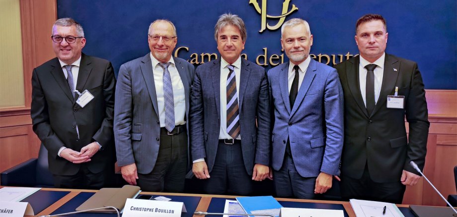 Foto v.l.n.r.: Lino Gentile (Mayor of Castel del Giudice and ANCI Delegate for inner areas (Italy) ,Roland Schäfer (Honorary President of DStGB and Delegate for Foreign Affairs of DStGB), Roberto Pella (President of CTME and 1st Vicepresident of ANCI (Italy)), Christohe Bouillon (President of the French Association of Small Towns (APVF), Mayor of Barentin (Normandy)), Vladimir Petrut (Mayor of Cavnic, Association of Romanian Towns (AOR)) 