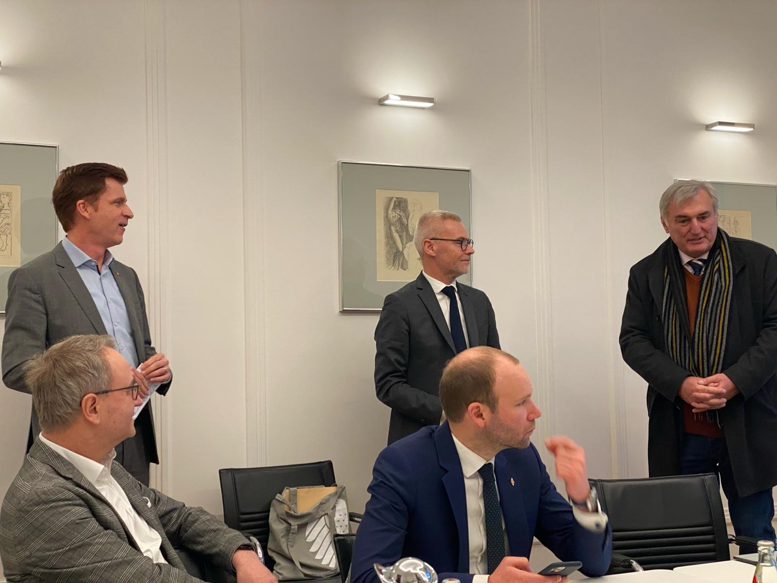 In der Hauptgeschäftsstelle des DStGB in Berlin, links: GPM Dr. André Berghegger, Mitte: Präsident Christoph Bouillon, rechts: Dr. Klaus Nutzenberger.